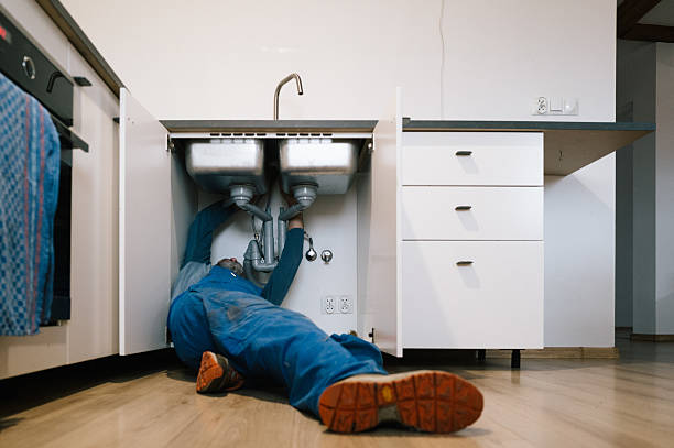Professional Emergency Plumber technician working in Kensington, OH